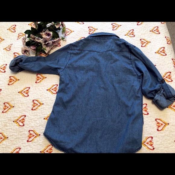 🌻Super soft chambray button down shirt. - Picture 2 of 5